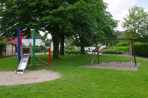 Rutsche und Schaukel auf dem Spielplatz