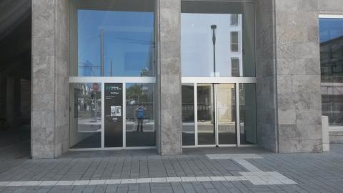 Eingang am Rathaus I