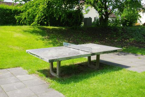 Tischtennisplatte auf dem Spielplatz