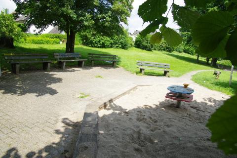 Sitzgelegenheiten für Eltern auf dem Spielplatz