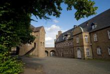 Schloß Broich - Zum Schutz vor den Normannen, erwuchs aus der wehrhaften Burg im Laufe der Jahrhunderte das heutige Schloß Broich Schloß Broich -Zum Schutz vor den Normannen, erwuchs aus der wehrhaften Burg im Laufe der Jahrhunderte das heutige Schloß Broich