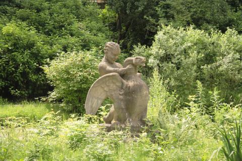 Deus, Willi: Brunnen (Junge mit Schwan); Foto: Kunstmuseum Mülheim an der Ruhr/ Ralf Raßloff 2008.