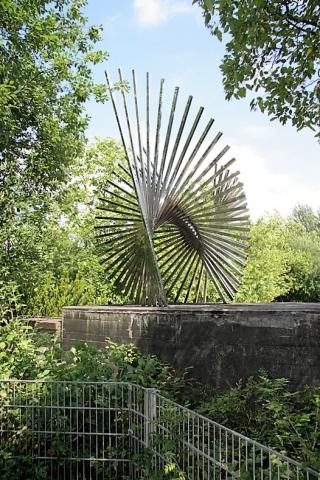 Alfaro: Eine Sonne für Mülheim (Ansicht vom Schulhof), Foto: Kunstmuseum Mülheim an der Ruhr/ Ralf Raßloff, 2007.