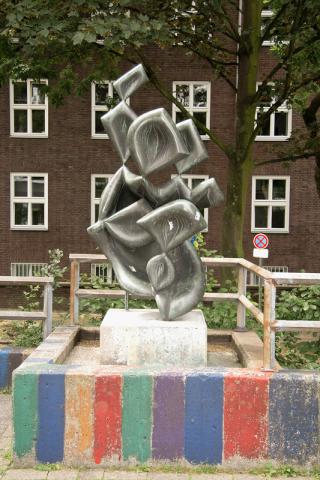 Barta, Lajos: Skulptur auf dem Schulhof der Otto-Pankok-Schule, Gesamtansicht mit Sockel, Foto: Kunstmuseum Mülheim an der Ruhr/ Ralf Raßloff 2008.