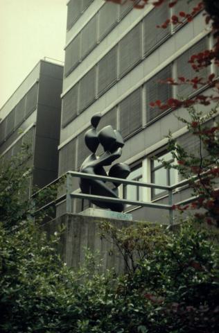 Barta, Lajos: Skulptur auf dem Schulhof der Otto-Pankok-Schule, Ansicht von Von-Bock-Str., Foto: Kunstmuseum Mülheim an der Ruhr 2001.