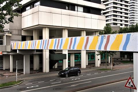 Brands, Will: Farbgestaltung der Brücke über dem Dickswall, Ansicht von Kaiserstraße, Foto: Kunstmuseum Mülheim an der Ruhr.