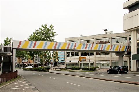 Brands, Will: Farbgestaltung der Brücke über dem Dickswall, Ansicht von Dickswall, Foto: Kunstmuseum Mülheim an der Ruhr.