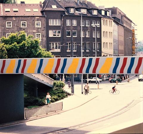 Brands, Will: Farbgestaltung der Brücke über dem Dickswall, Ansicht von Dickswall, Foto: Kunstmuseum Mülheim an der Ruhr 1979 (?).