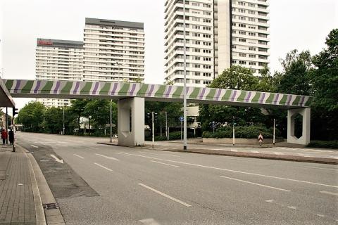 Brands, Will: Farbgestaltung der (Bocks-)Brücke über dem Dickswall, Ansicht von Tourainer Ring, Foto: Kunstmuseum Mülheim an der Ruhr/ Ralf Raßloff 2008.