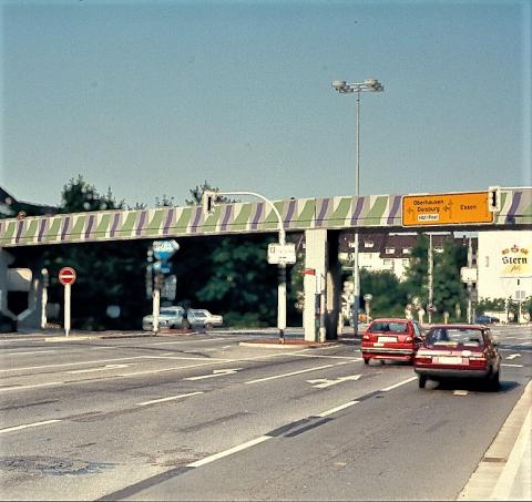 Brands, Will: Farbgestaltung der (Bocks-)Brücke über dem Dickswall, Ansicht von Tourainer Ring, Foto: Kunstmuseum Mülheim an der Ruhr, um 1980.