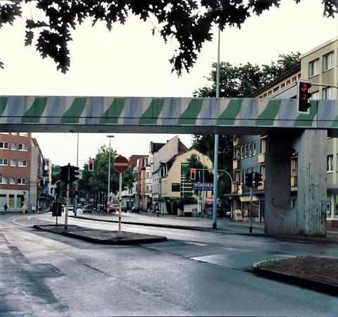 Brands, Will: Farbgestaltung der (Bocks-)Brücke über dem Dickswall, Ansicht von Dickswall in Richtung Tourainer Ring, Foto: Kunstmuseum Mülheim an der Ruhr, um 1980 (?).