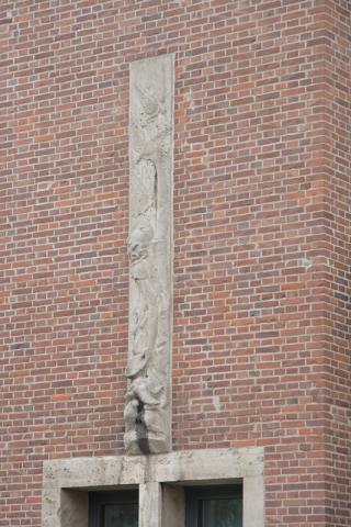 Schick, Grete: Relief über Eingangsportal, RS Stadtmitte, Foto: Kunstmuseum Mülheim an der Ruhr/ Ralf Raßloff 2008.