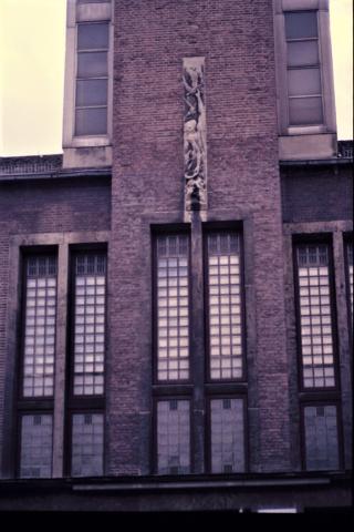 Schick, Grete: Relief über Eingangsportal, RS Stadtmitte, Zustand vor Sanierung in den 1990er (?) Jahren Foto: Kunstmuseum Mülheim an der Ruhr o.J..