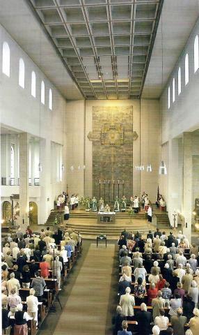 Rasche, Ernst: Chorwand mit Blick über das Kirchenschiff in St. Mariä Geburt; Foto: Mülheimer Jahrbuch 2005, S. 301. 