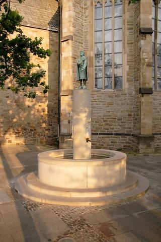 Ehlers, Karl: Jobs (Brunnen), Gesamtansicht, Foto: Kunstmuseum Mülheim an der Ruhr/ Ralf Raßloff 2008.