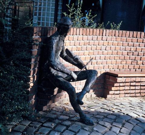 Friede-Kinalzik, Heide: Geigenspieler - Zustand mit Bogen; Foto: Kunstmuseum Mülheim an der Ruhr o.J..