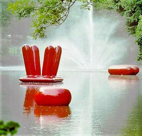 Golz, Dorothee: Wasserwelten - auf Teich der Villa Thyssen im Rahmen der MüGa 1992 ; Foto: Kunstmuseum Mülheim an der Ruhr 1992; © 2020, Bildrecht, Wien/ © 2020, VG Bild-Kunst, Bonn.