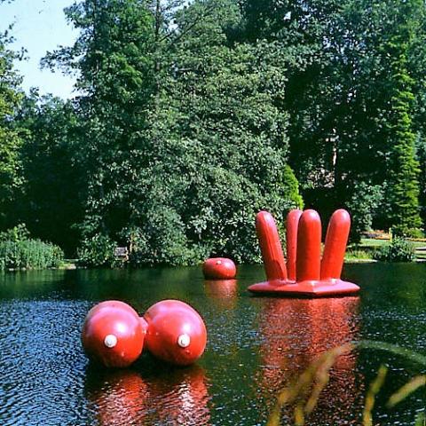 Golz, Dorothee: Wasserwelten - auf Teich der Villa Thyssen im Rahmen der MüGa 1992 ; Foto: Kunstmuseum Mülheim an der Ruhr 1992; © 2020, Bildrecht, Wien/ © 2020, VG Bild-Kunst, Bonn.