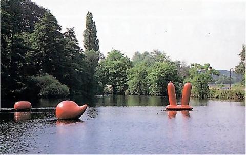 Golz, Dorothee: Wasserwelten - auf Teich der Villa Thyssen im Rahmen der MüGa 1992 ; Foto: Mülheimer Jahrbuch 1993; © 2020, Bildrecht, Wien/ © 2020, VG Bild-Kunst, Bonn.