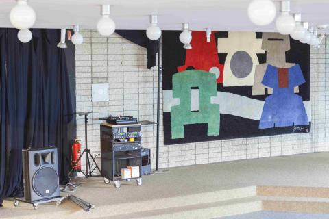 Graeff, Werner: o.T. (Wandteppich), Raumsituation in Stadtteilbibliothek Heißen; Foto: Kunstmuseum Mülheim an der Ruhr/ Ralf Raßloff 2020.