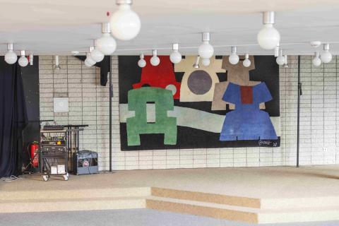 Graeff, Werner: o.T. (Wandteppich), Raumsituation in Stadtteilbibliothek Heißen; Foto: Kunstmuseum Mülheim an der Ruhr/ Ralf Raßloff 2020.