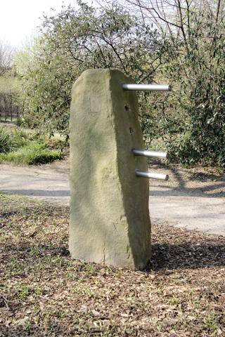 Gruppe Radius: o.T. (Stein mit Metallstäben; Objekt II); Foto: Kunstmuseum Mülheim an der Ruhr 2008.