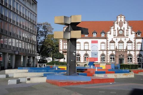 Hajek, Otto Herbert: Brunnen mit Platzgestaltung/ Synagogenplatz, Ansicht von der Schloßstraße aus, im Hintergrund die Fassade des Kunstmuseums Mülheim an der Ruhr, © VG Bild-Kunst, Bonn 2019; Foto: Kunstmuseum Mülheim an der Ruhr/ Ralf Raßloff 2007.