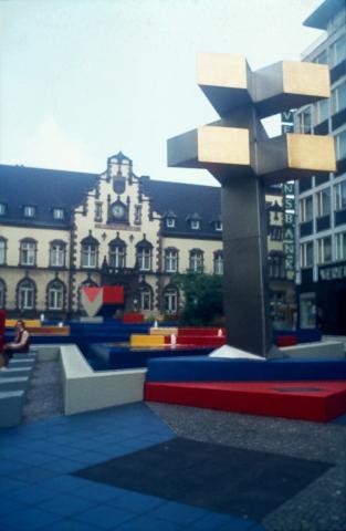 Hajek, Otto Herbert: Brunnen mit Platzgestaltung/ Synagogenplatz (damals: Viktoriaplatz), Detail der Brunnenanlage/ Stadtzeichen, © VG Bild-Kunst, Bonn 2019; Foto: Kunstmuseum Mülheim an der Ruhr, um 1980.