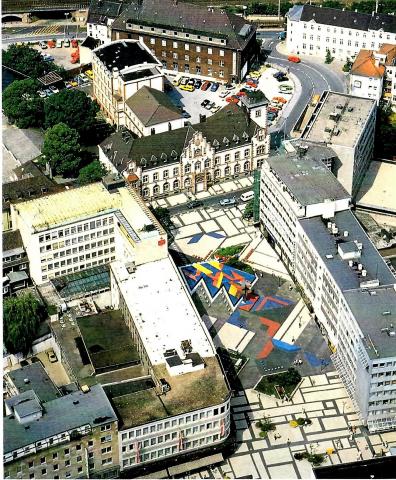 Hajek, Otto Herbert: Brunnen mit Platzgestaltung/ Synagogenplatz (damals: Viktoriaplatz), Ansicht aus Vogelperspektive, © VG Bild-Kunst, Bonn 2019; Foto: Mülheimer Jahrbuch, Mülheim an der Ruhr 1989, S. 30.