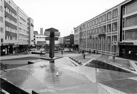 Hajek, Otto Herbert: Brunnen mit Platzgestaltung/ Synagogenplatz (damals: Viktoriaplatz), Ansicht vom Kunstmuseum in Richtung Schloßstraße, © VG Bild-Kunst, Bonn 2019; Foto: Stadt Mülheim an der Ruhr/ Walter Schernstein 1985.