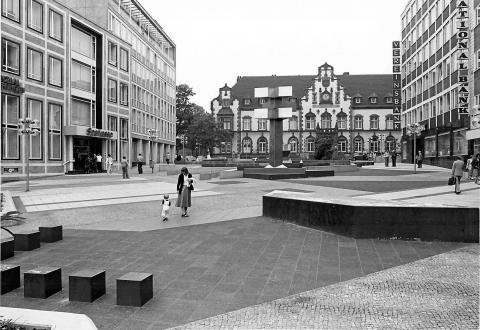 Hajek, Otto Herbert: Brunnen mit Platzgestaltung/ Synagogenplatz, Ansicht von der Schloßstraße aus, im Hintergrund die Fassade des Kunstmuseums Mülheim an der Ruhr, © VG Bild-Kunst, Bonn 2019; Foto: Stadt Mülheim an der Ruhr/ Walter Schernstein 1985.