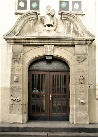Janssen, Ulfert: Fassadenreliefs an Klostermarktschule - Eingang links; Foto: Kunstmuseum Mülheim an der Ruhr 2016.