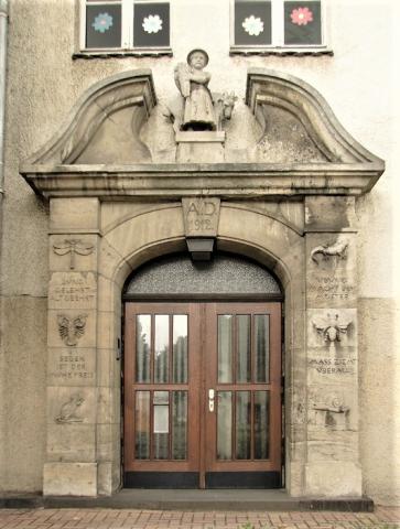 Janssen, Ulfert: Fassadenreliefs an Klostermarktschule - Eingang rechts; Foto: Kunstmuseum Mülheim an der Ruhr 2016.