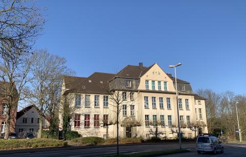 Janssen, Ulfert: Klostermarktschule - Gesamtansicht von Kölner Straße; Foto: Kunstmuseum Mülheim an der Ruhr 2019.