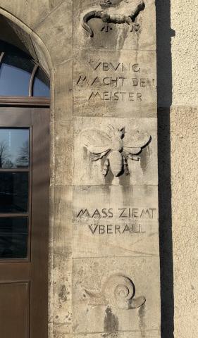 Janssen, Ulfert: Fassadenreliefs an Klostermarktschule - Eingang rechts-Details Schnecke, Libelle, Salamander; Foto: Kunstmuseum Mülheim an der Ruhr 2019.