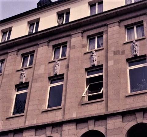 Janssen, Ulfert: Bauplastik an ehem. Stadtbad; Foto: Kunstmuseum Mülheim an der Ruhr o.J. (1980er?).