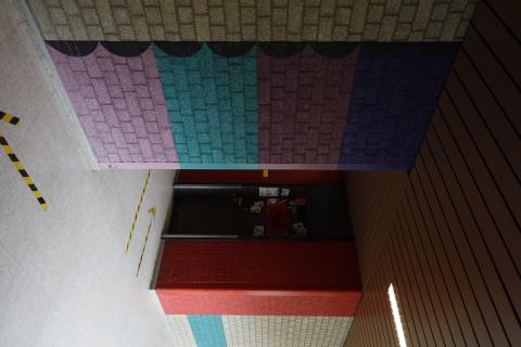 Klos, Joachim: Farbleitsystem 1979-1983, Detail der Farbmarkierungen im Gebäude, Foto: Ralf Raßloff 2021.