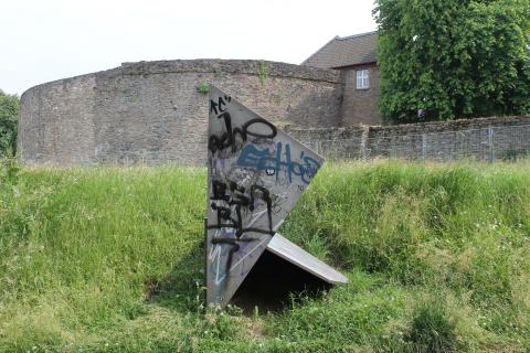 Koch, Diethelm: Drei Quadrate, Detail mit Verschmutzungen, Foto: Kunstmuseum Mülheim an der Ruhr 2011.