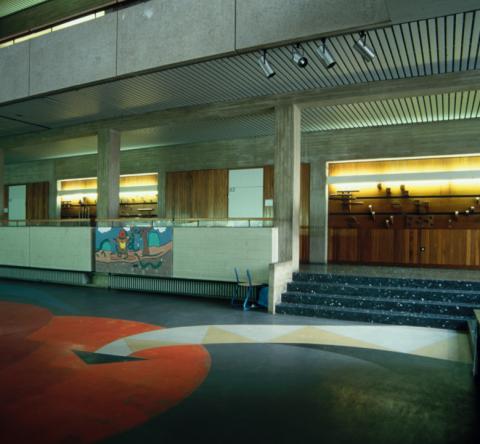 Koch-Gierlichs, Alice: Wandgestaltung/ Holzrelief, Detail; Gesamtansicht mit Pausenhalle (auf dem Boden: Bodenbelag von Helmut Lankhorst): Kunstmuseum Mülheim an der Ruhr vor 2001.