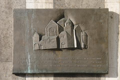 Könitz, Peter: Synagoge (Gedenktafel), Foto: Kunstmuseum Mülheim an der Ruhr 2016; © VG-Bildkunst, Bonn 2019.