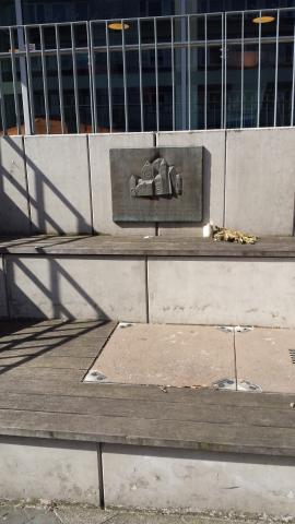 Könitz, Peter: Synagoge (Gedenktafel, Ansicht mit Treppenaufgang), Foto: Kunstmuseum Mülheim an der Ruhr 2016; © VG-Bildkunst, Bonn 2019.