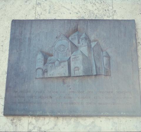 Könitz, Peter: Synagoge (Gedenktafel, Ansicht an ehemaliger Sparkasse), Foto: Kunstmuseum Mülheim an der Ruhr 2001; © VG-Bildkunst, Bonn 2019.