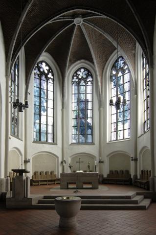 Rasche, Ernst: Gesamtansicht der Buntglasfenster im Chor der Petrikirche, Foto: Kunstmuseum Mülheim an der Ruhr 2015.