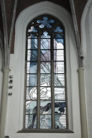 Rasche, Ernst: 1. v. links: „Der Geist Gottes schwebte auf dem Wasser.&quot;, Buntglasfenster im Chor der Petrikirche; Foto: Kunstmuseum Mülheim an der Ruhr 2015.