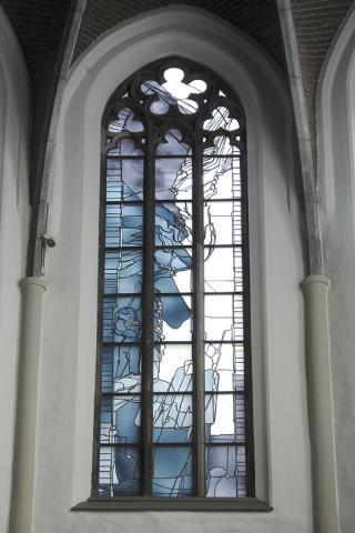 Rasche, Ernst: 2. v. links: Mose, Buntglasfenster im Chor der Petrikirche; Foto: Kunstmuseum Mülheim an der Ruhr 2015.