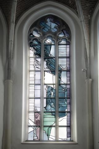 Rasche, Ernst: 2. v. rechts: Pfingsten: Die Ausgießung des Heiligen Geistes, Buntglasfenster im Chor der Petrikirche; Foto: Kunstmuseum Mülheim an der Ruhr 2015.