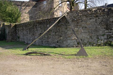 Könitz, Peter: 130 Grad außen, Gesamtansicht mit zerstörtem Quer-Balken, © VG Bild-Kunst, Bonn, 2019; Foto: Kunstmuseum Mülheim an der Ruhr/ Ralf Raßloff 2008.