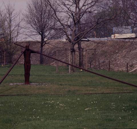 Könitz, Peter: Raumbeschreibung, Vorderansicht - mit ehem. Auffahrt zur Konrad-Adenauer-Brücke, Foto: Kunstmuseum Mülheim an der Ruhr, 1983 (?); © VG-Bildkunst, Bonn 2019.