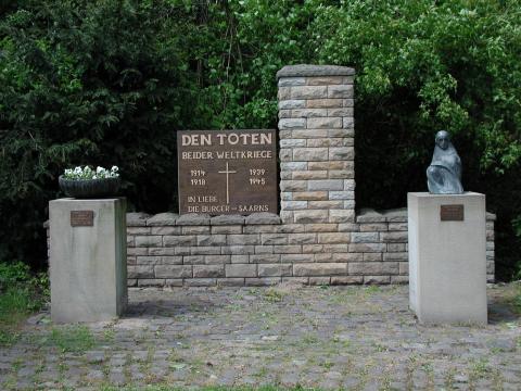 Kühn, Herbert: Gesamtansicht des Ehrenmals, Skulptur auf Sockel rechts, Foto: Kunstmuseum Mülheim an der Ruhr 2001.