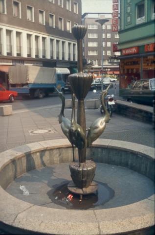 Kühn, Herbert: Reiherbrunnen 1962; Foto: Kunstmuseum Mülheim an der Ruhr um 1980.